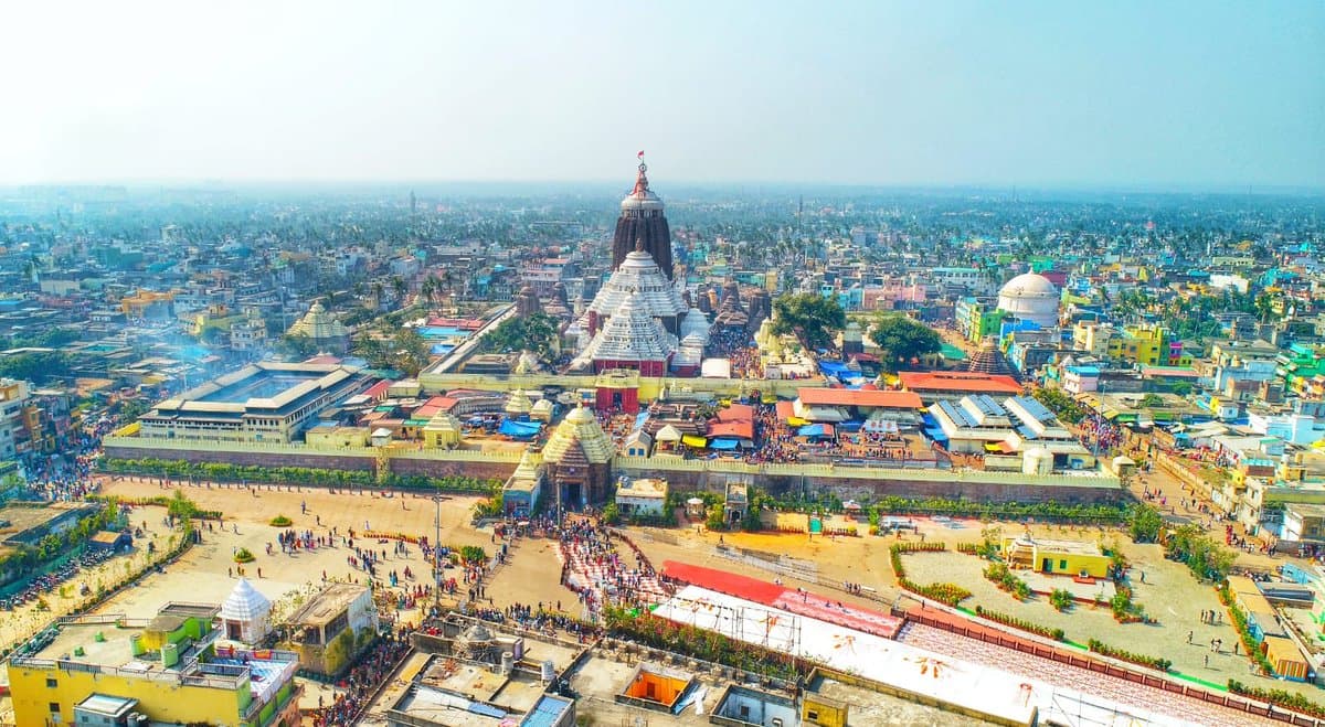 Vista aerea del tempio di Jagannath a Puri e della città circostante, nel 2020