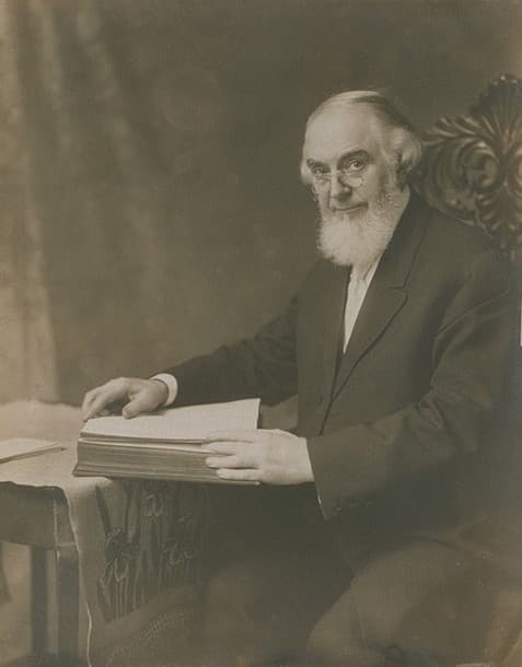 Charles Taze Russell'in yaklaşık 1911 tarihli portresi
