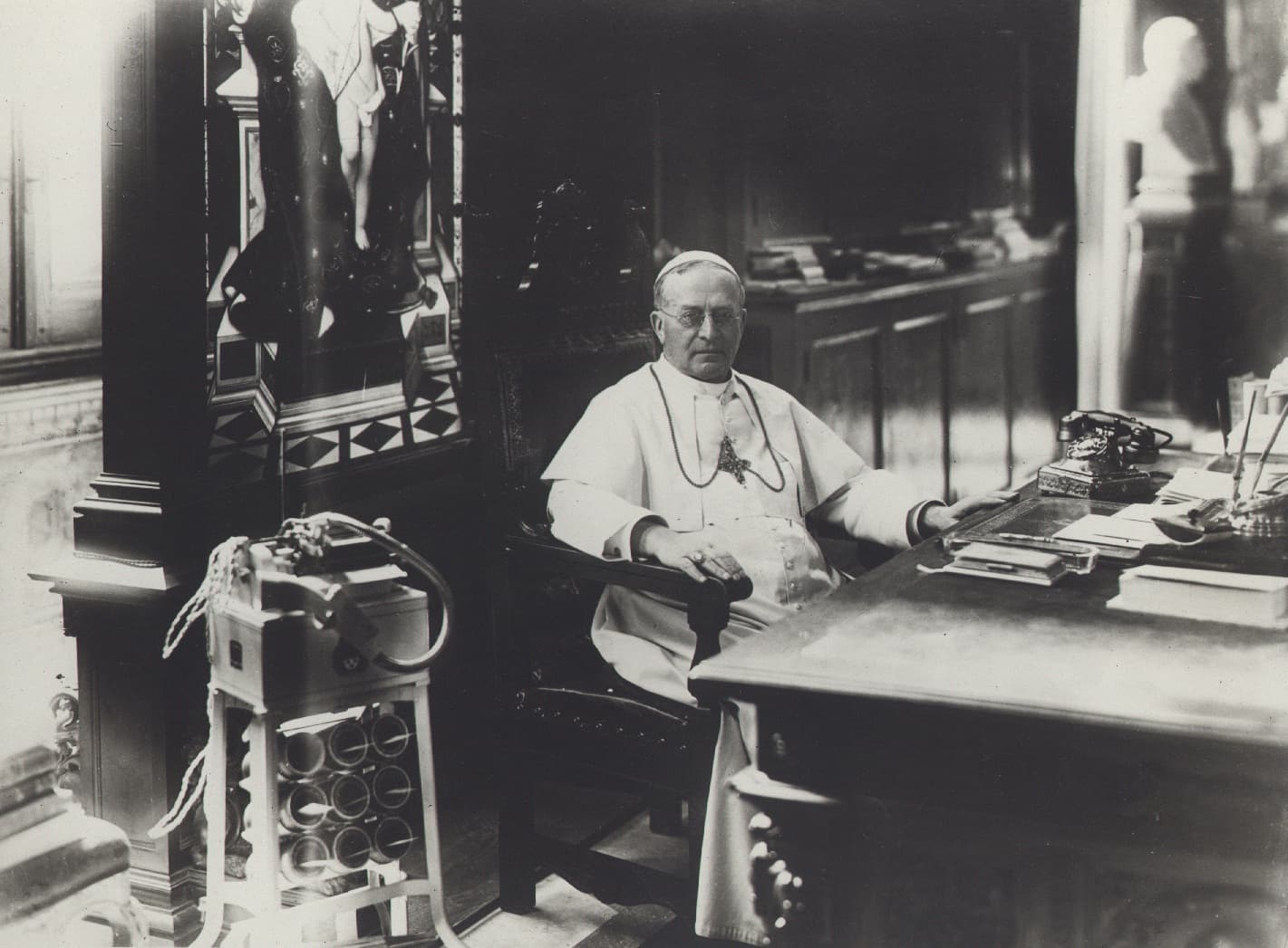 Pie XI dans son cabinet de travail, vers 1929-1930