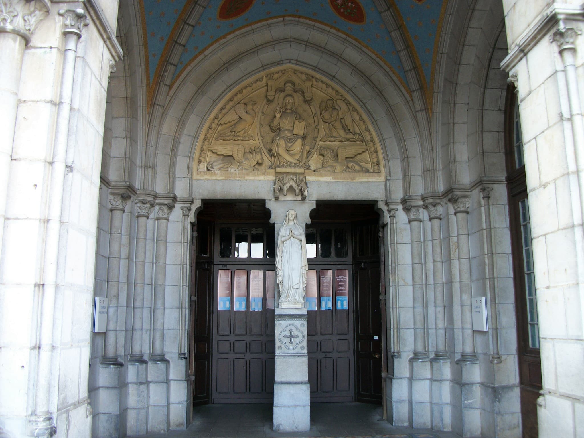 Vorhalle und Eingang der Basilika der Unbefleckten Empfängnis in Lourdes