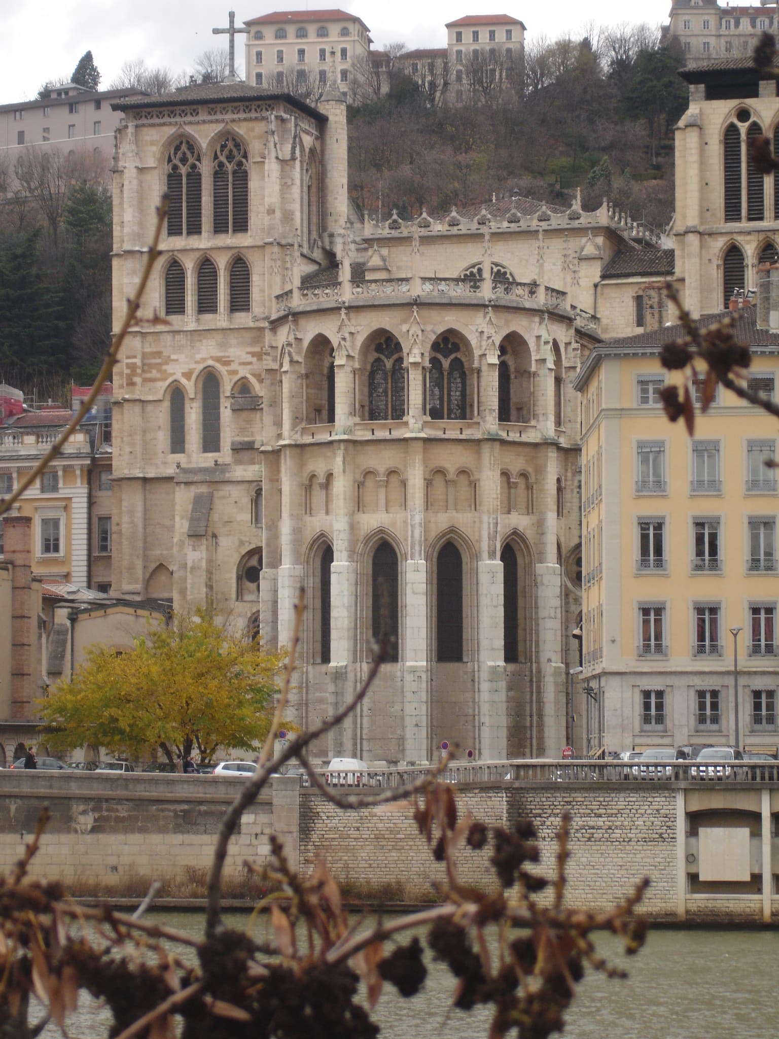 Chor der Kathedrale Saint-Jean in Lyon, gesehen vom Quai des Célestins