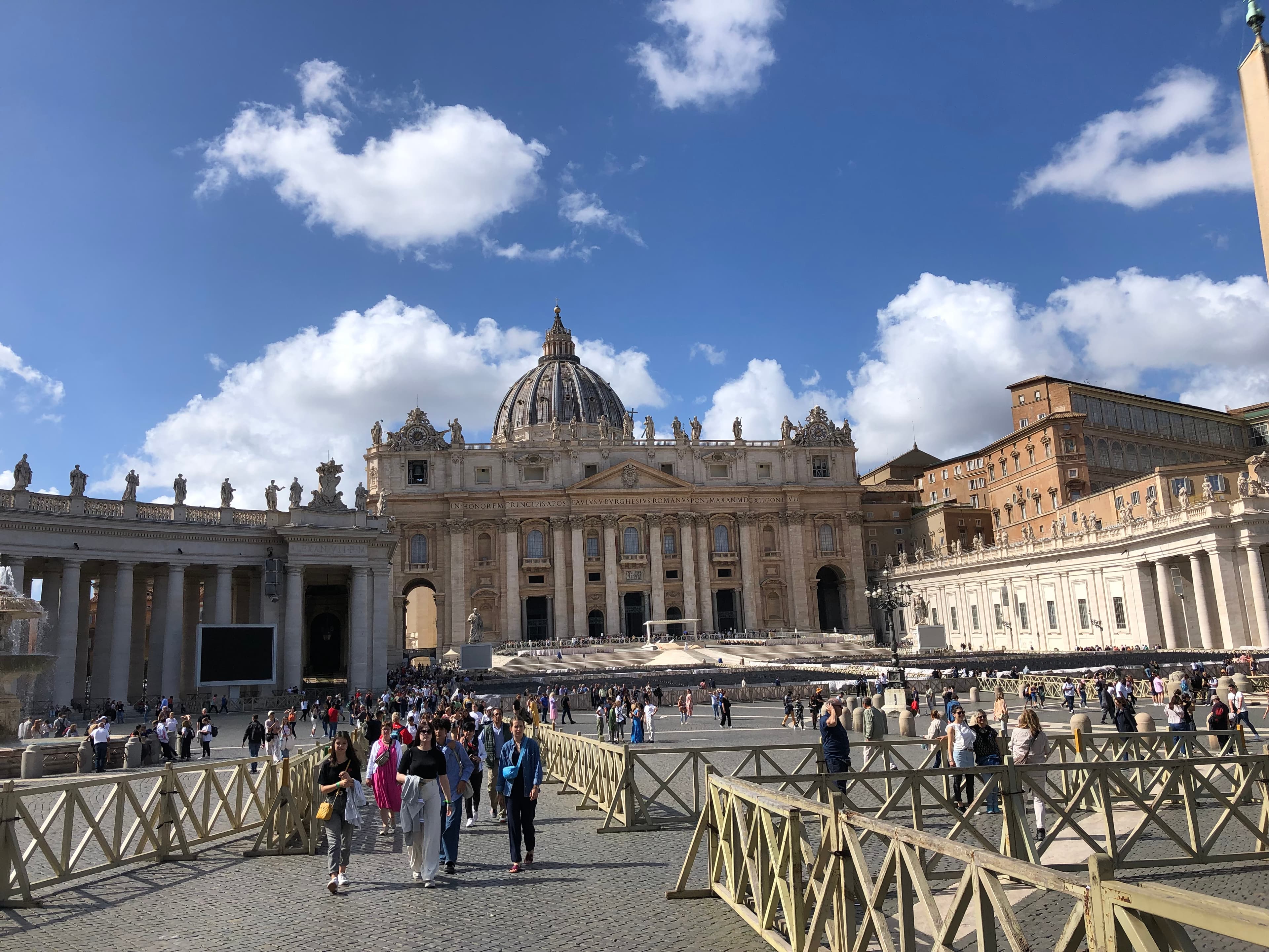 Petersplatz und Petersdom im Vatikan