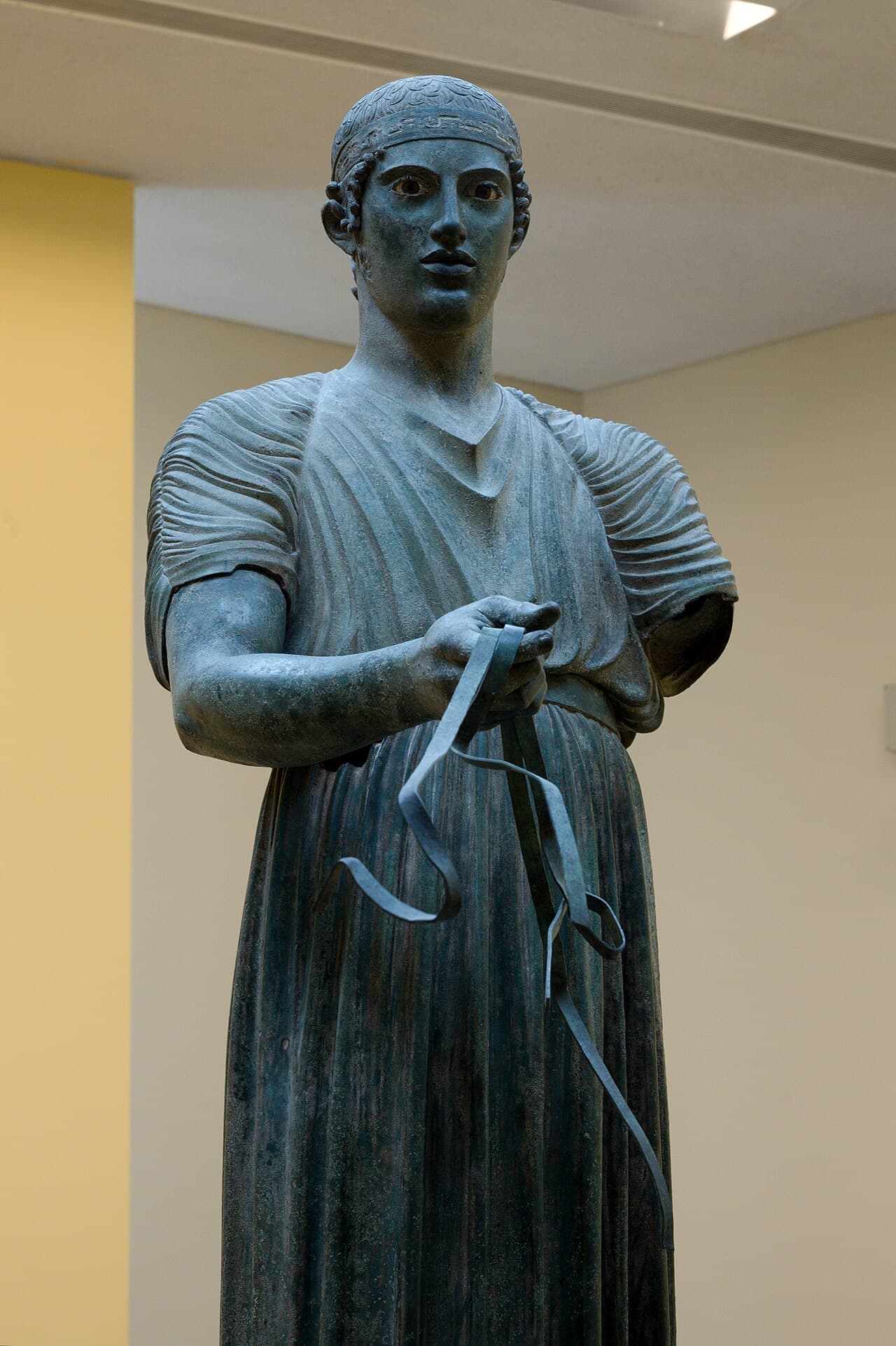 Delphi Arabacısı, yarış arabası sürücüsünün bronz heykeli