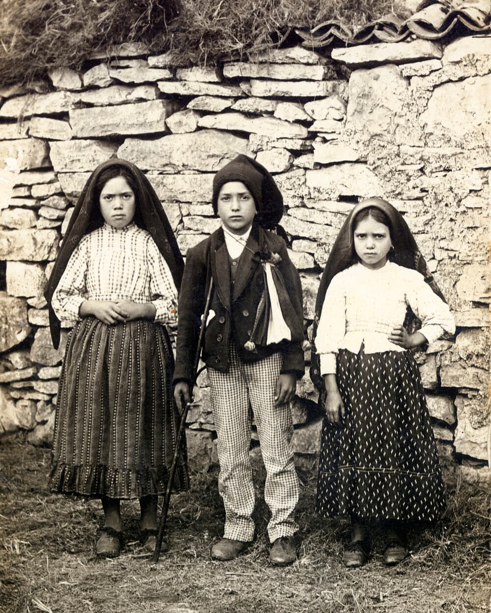 Lúcia, Francisco e Jacinta, as três crianças de Fátima, em 1917