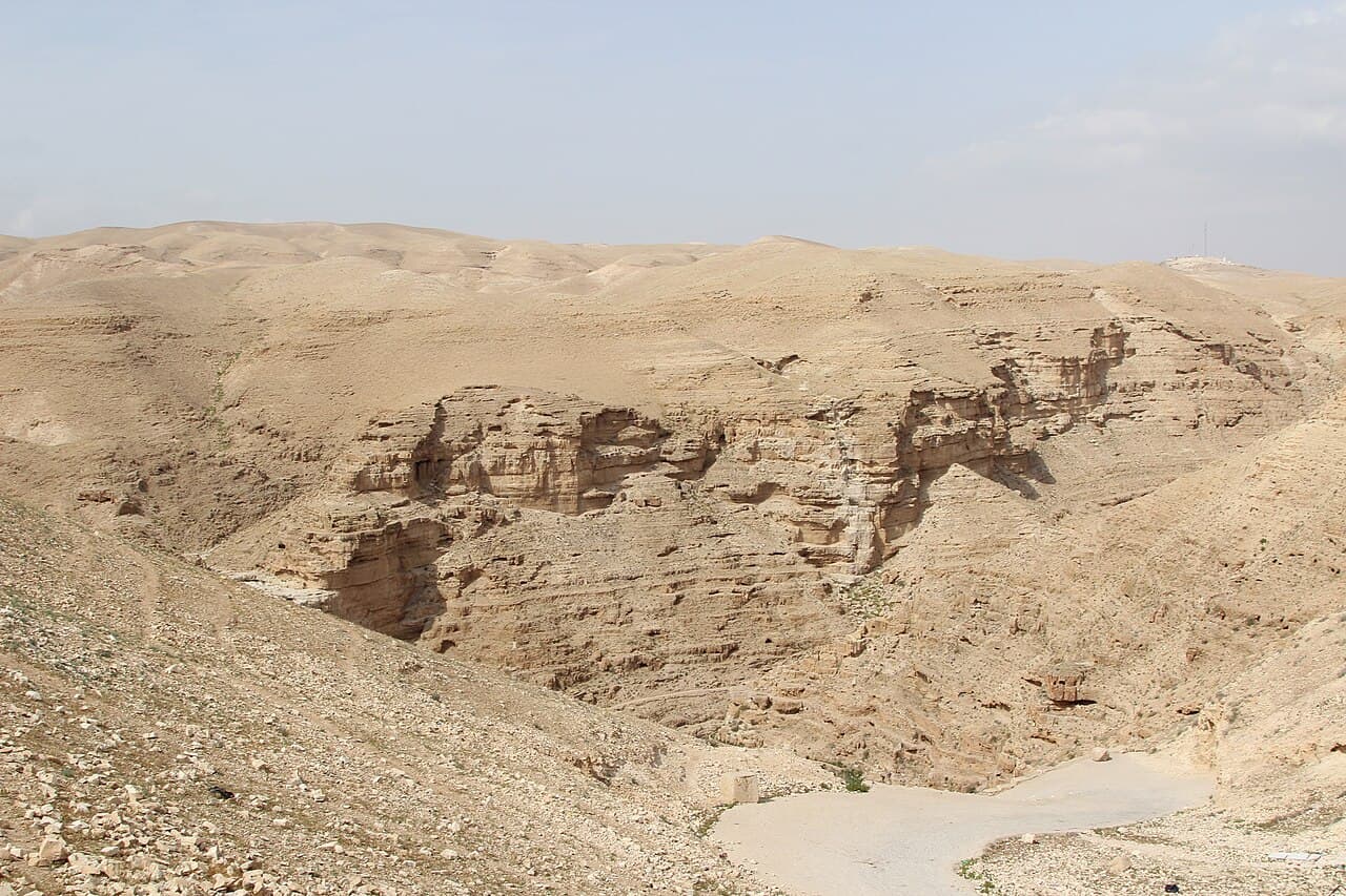 Das Wadi Qelt in der Wüste von Judäa