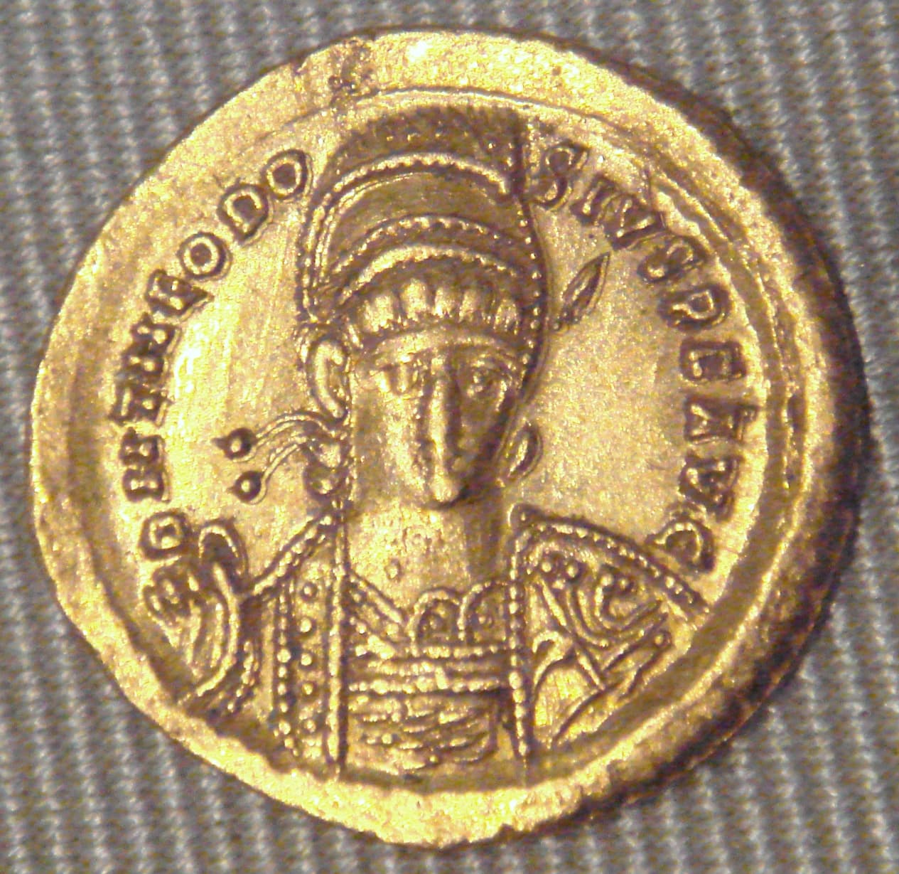 Sólido de ouro de Teodósio II, cunhado em Constantinopla