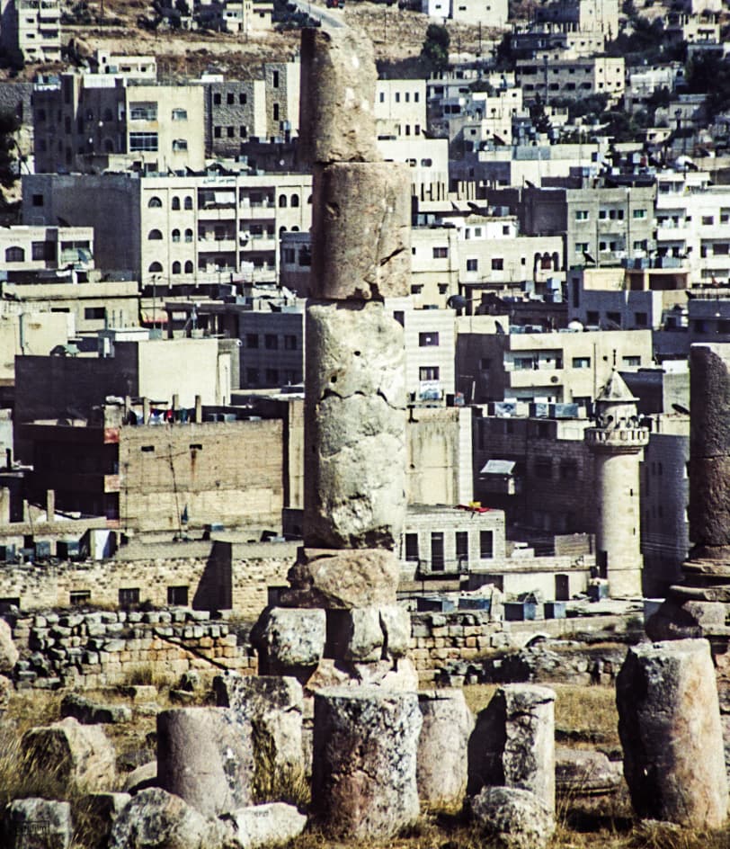 Colonnes romaines des ruines de Gadara (Umm Qais, Jordanie actuelle), dominant la vallée du Yarmouk