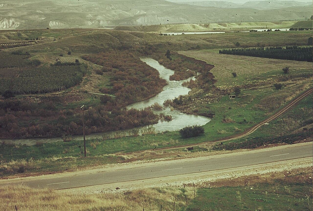Le Jourdain serpentant à travers la vallée, entre rives verdoyantes
