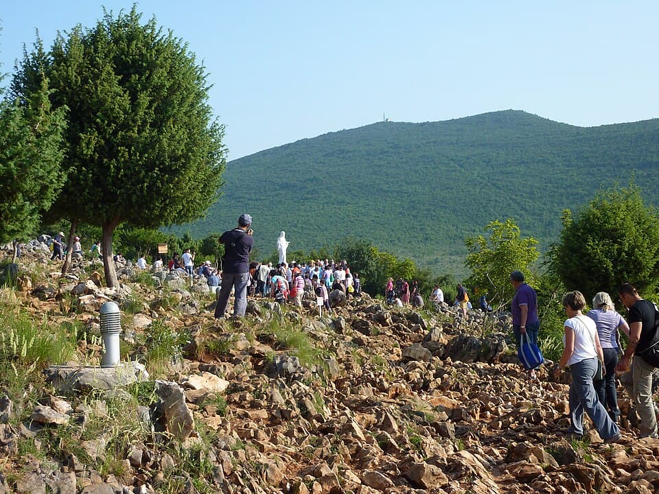 Pèlerins sur le Podbrdo, la colline des Apparitions de Medjugorje