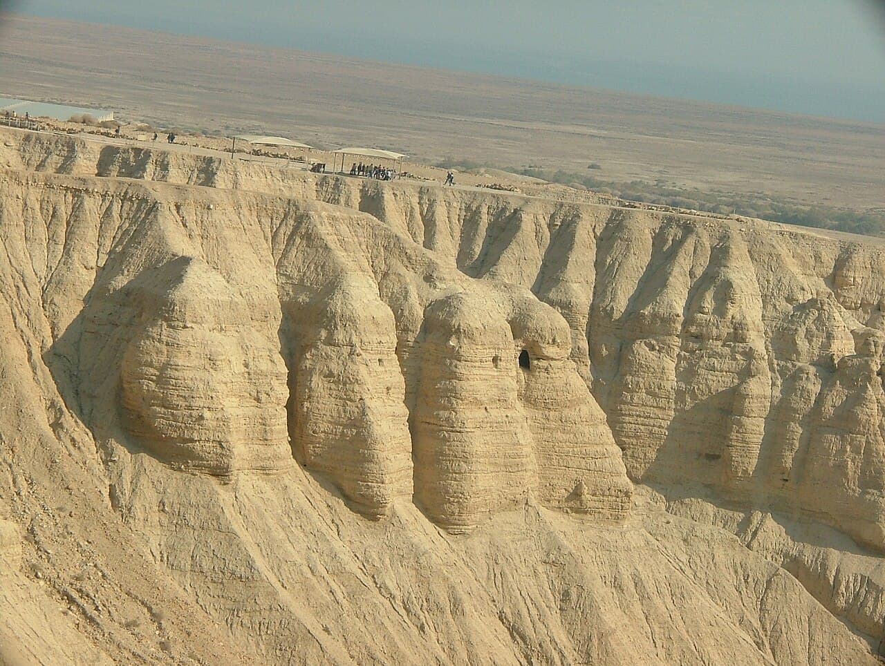 Grottes du désert de Juda près de la mer Morte, région où furent mis au jour les manuscrits et papyrus antiques utilisés pour dater les années sabbatiques