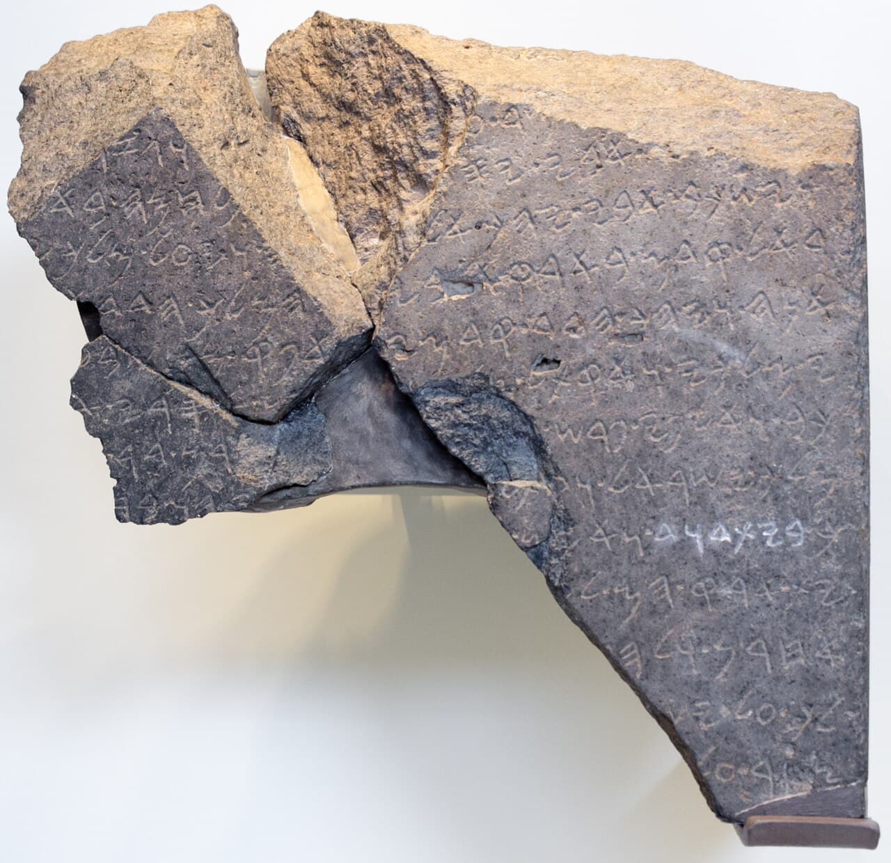 Les fragments de la stèle araméenne de Tel Dan qui nomment la maison de David