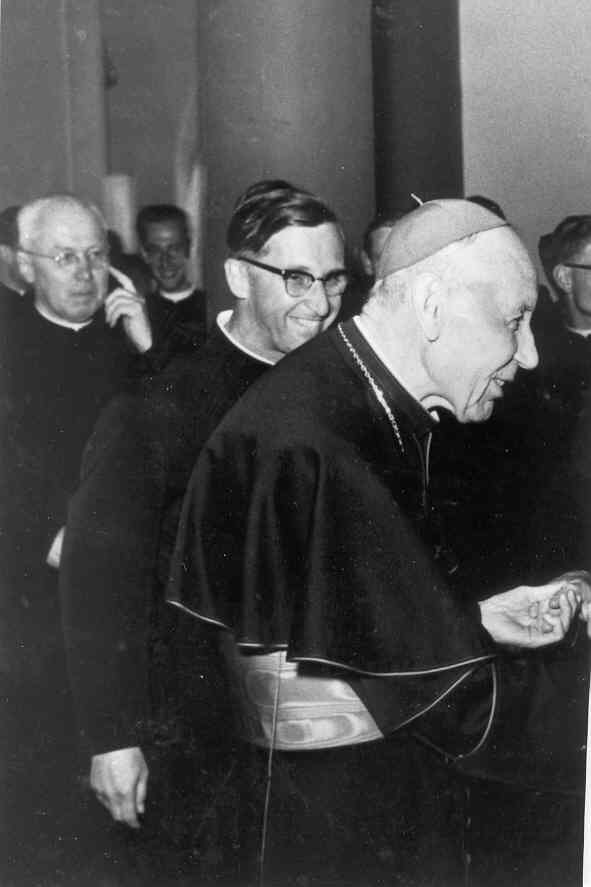 Il cardinale Augustin Bea di profilo durante un incontro nel 1963