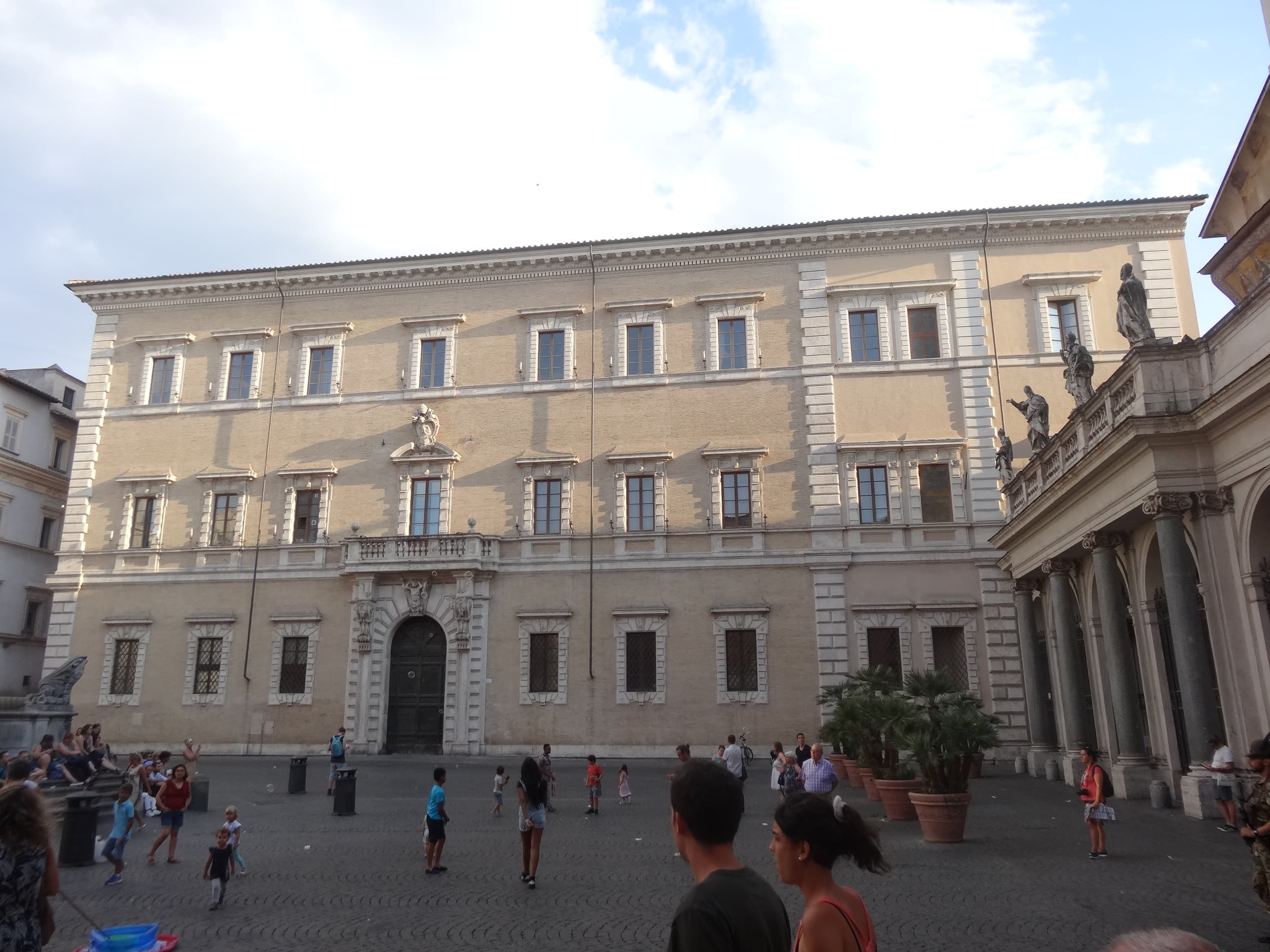 Fachada del palacio San Callisto, en el barrio del Trastévere en Roma