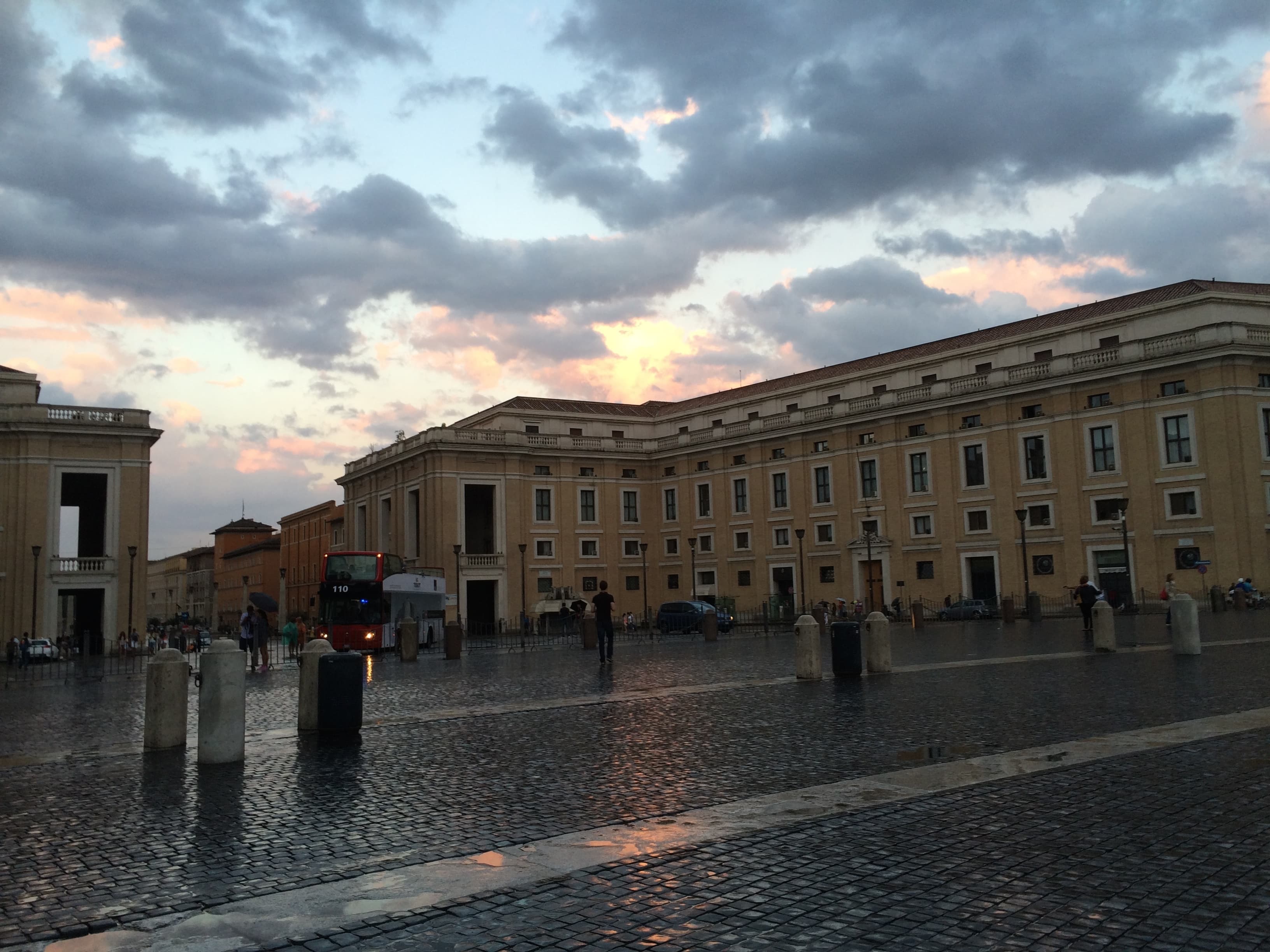 Palast der Kongregationen, Südseite der Piazza Pius XII. in Rom