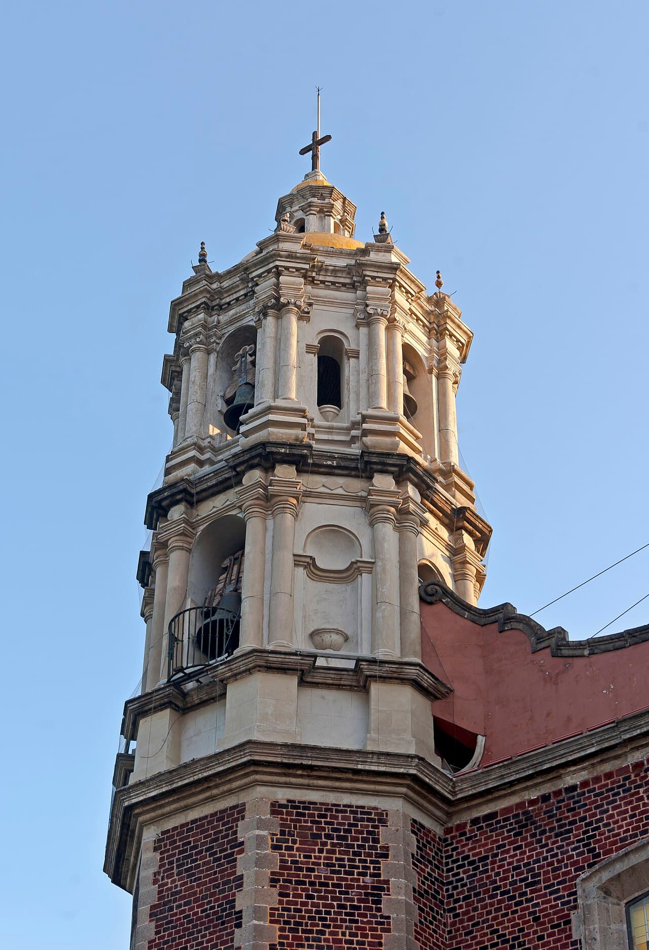 Westturm der alten Basilika Unserer Lieben Frau von Guadalupe in Mexiko-Stadt