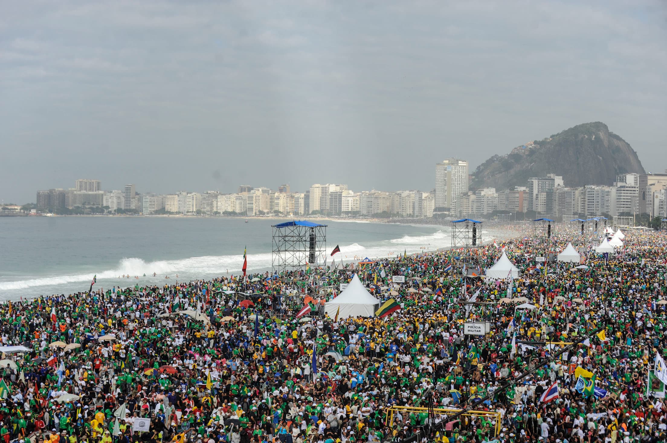 Multitud en la playa de Copacabana durante la misa de clausura de la JMJ de Río en 2013