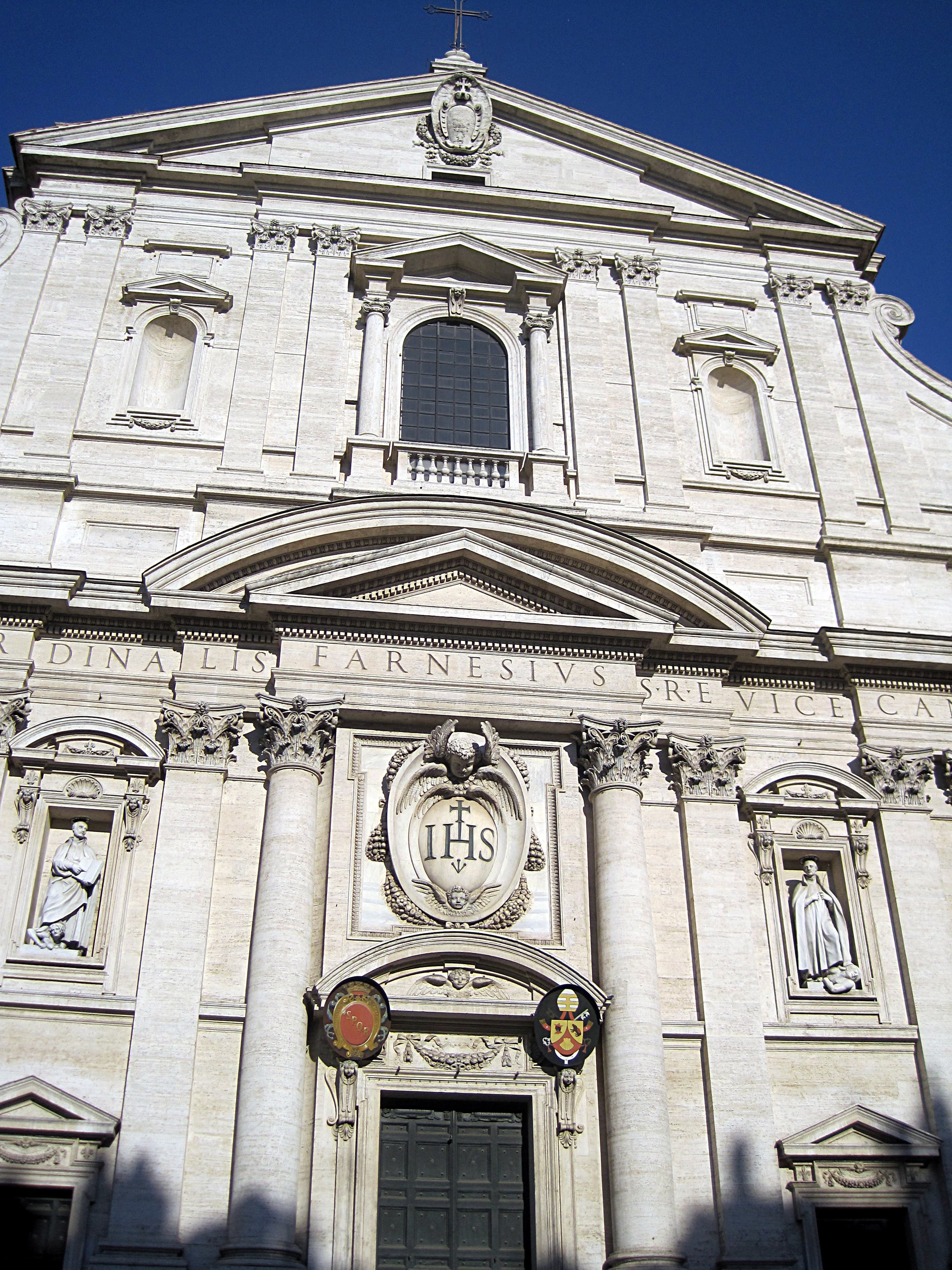 Fachada da igreja do Gesù em Roma, fotografia de 2011.