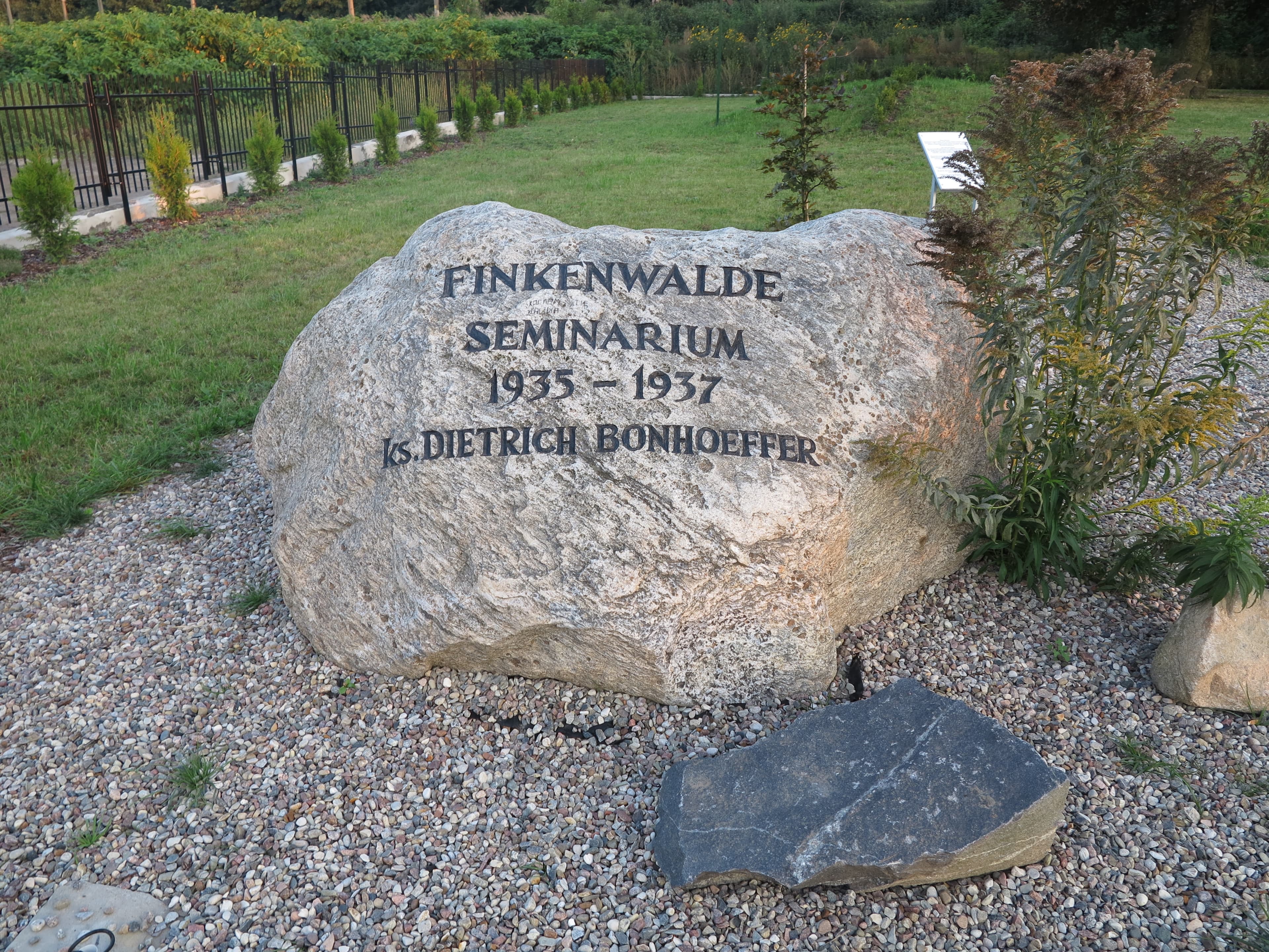 Pedra comemorativa de Dietrich Bonhoeffer em Finkenwalde, fotografada em 2012.