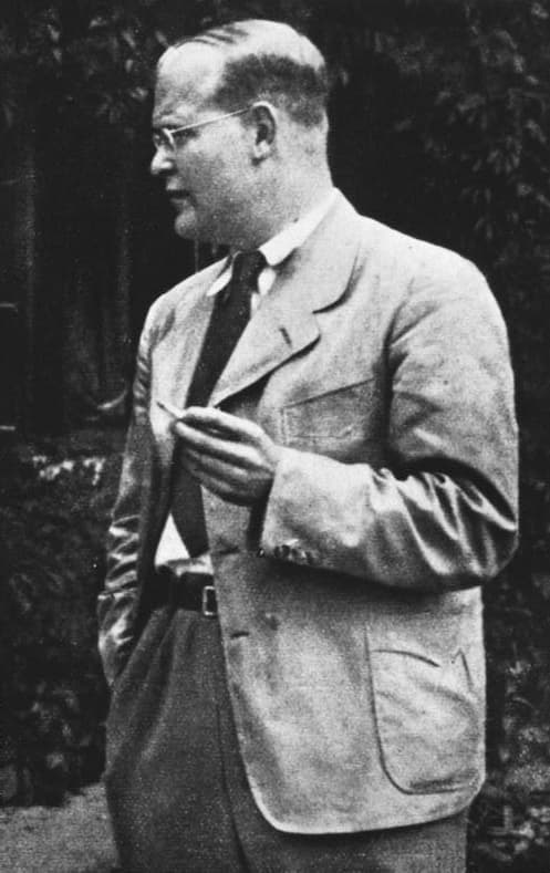 Retrato fotográfico de Dietrich Bonhoeffer com óculos, em 1939.