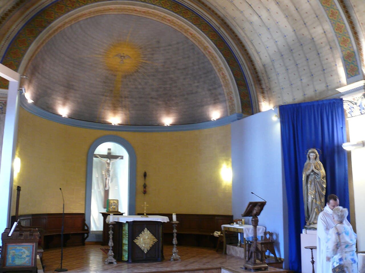 Intérieur de la chapelle du séminaire de La Castille à Solliès-Ville