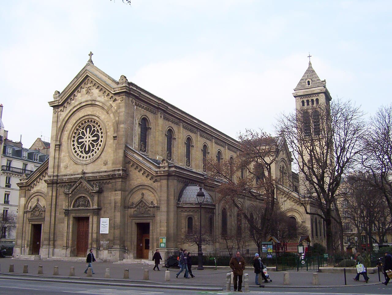 Façade de l'église Notre-Dame-des-Champs à Paris