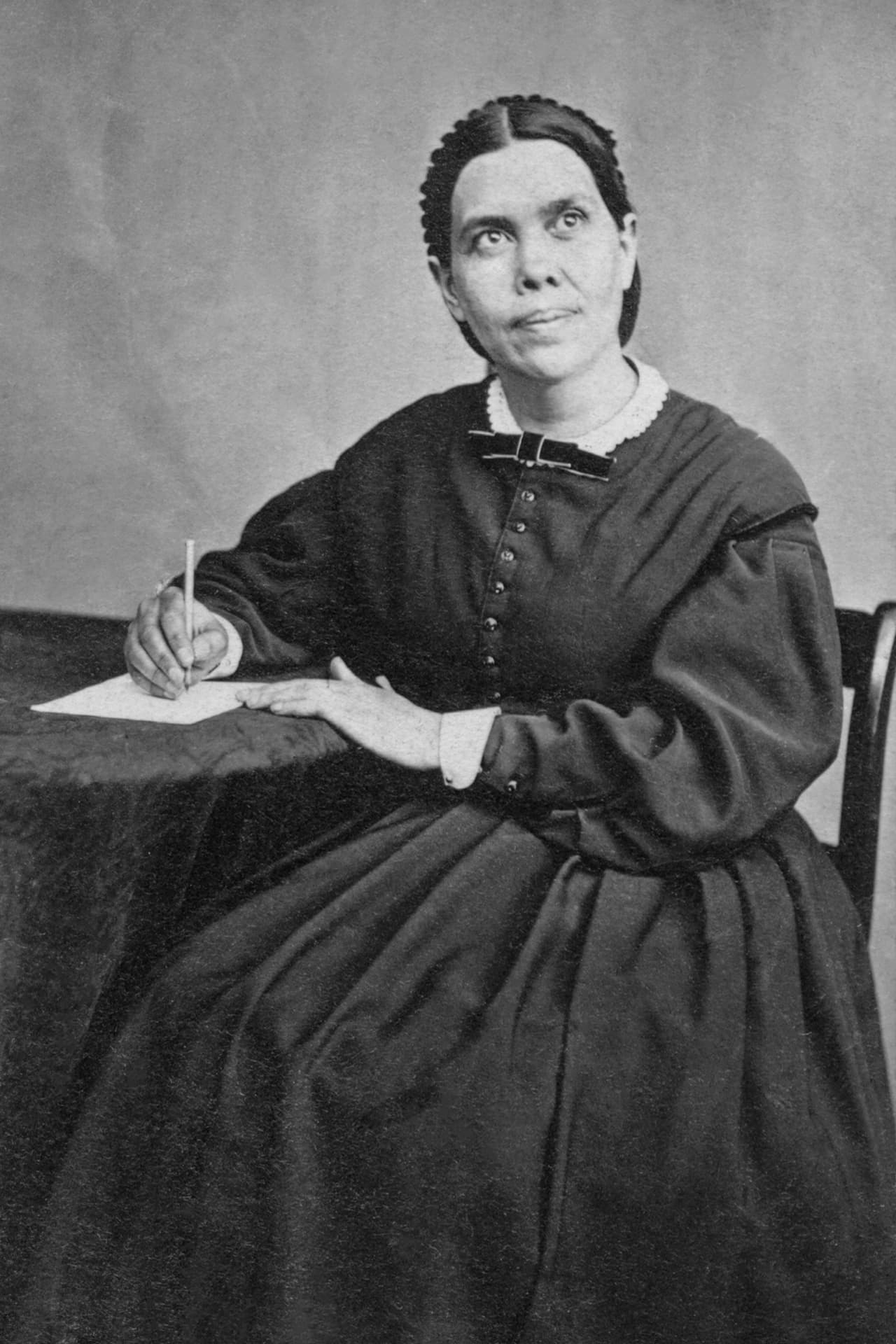 Retrato fotográfico de Ellen G. White a escrever, fotografia de estúdio do século XIX