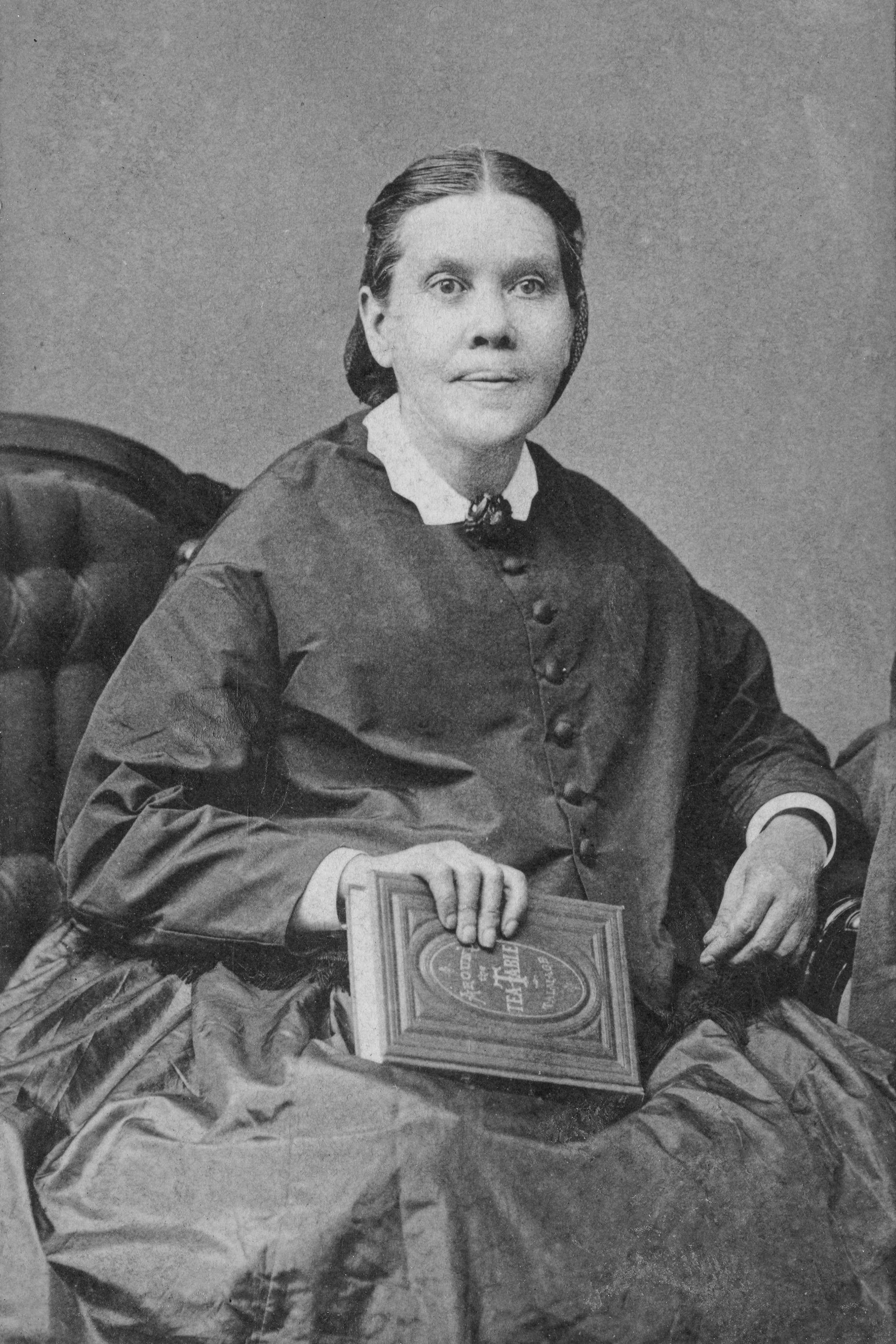 Ellen G. White posando com um livro em 1878