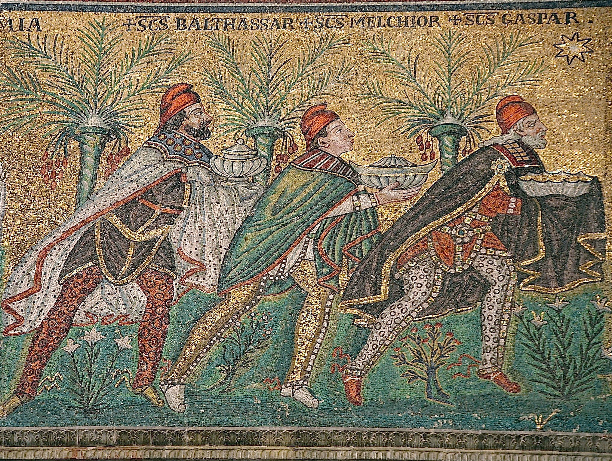 Die drei Sterndeuter an der Spitze des Zuges der Jungfrauen, Mosaik von Sant’Apollinare Nuovo in Ravenna.