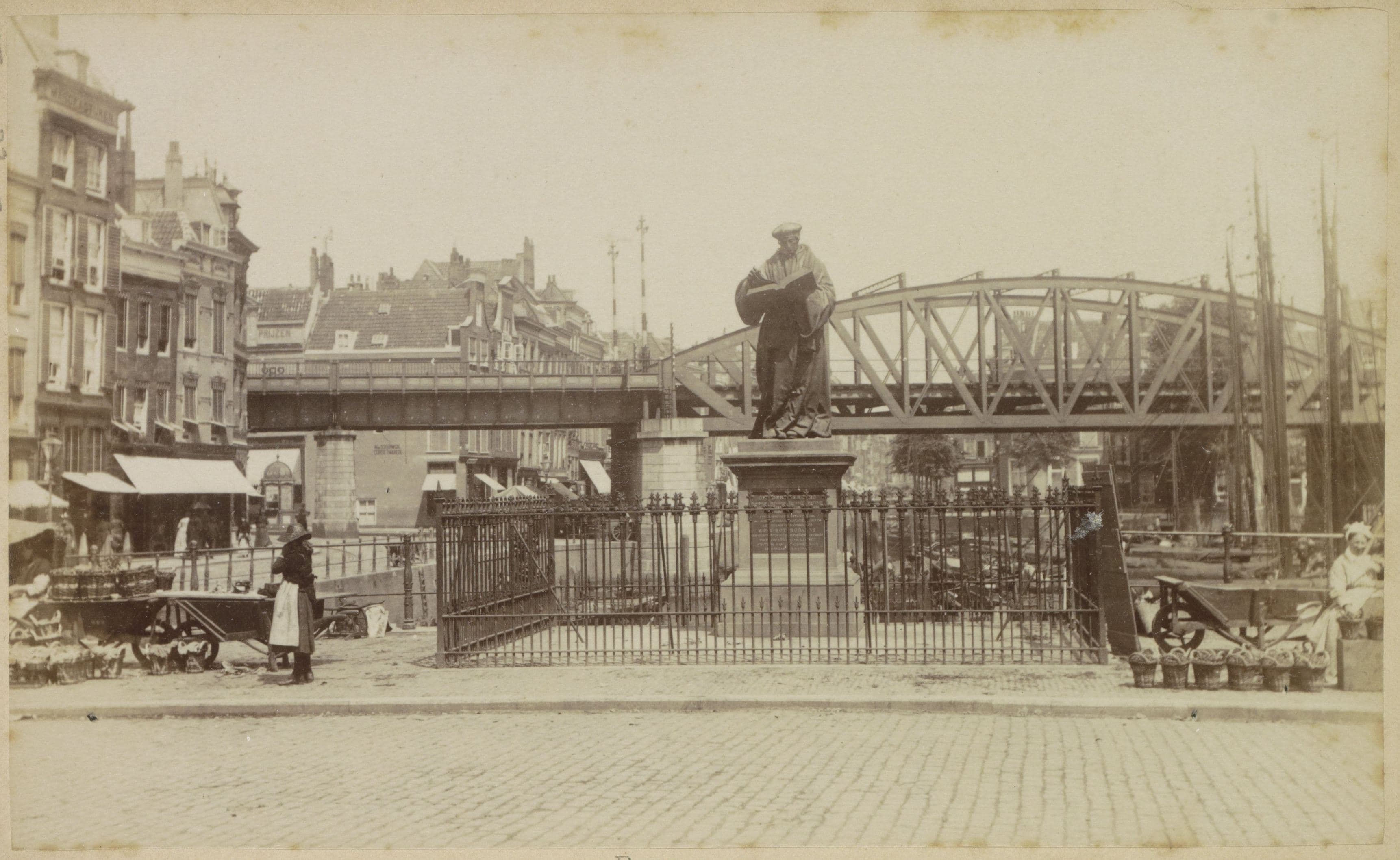 Alte Fotografie der Erasmus-Statue in Rotterdam