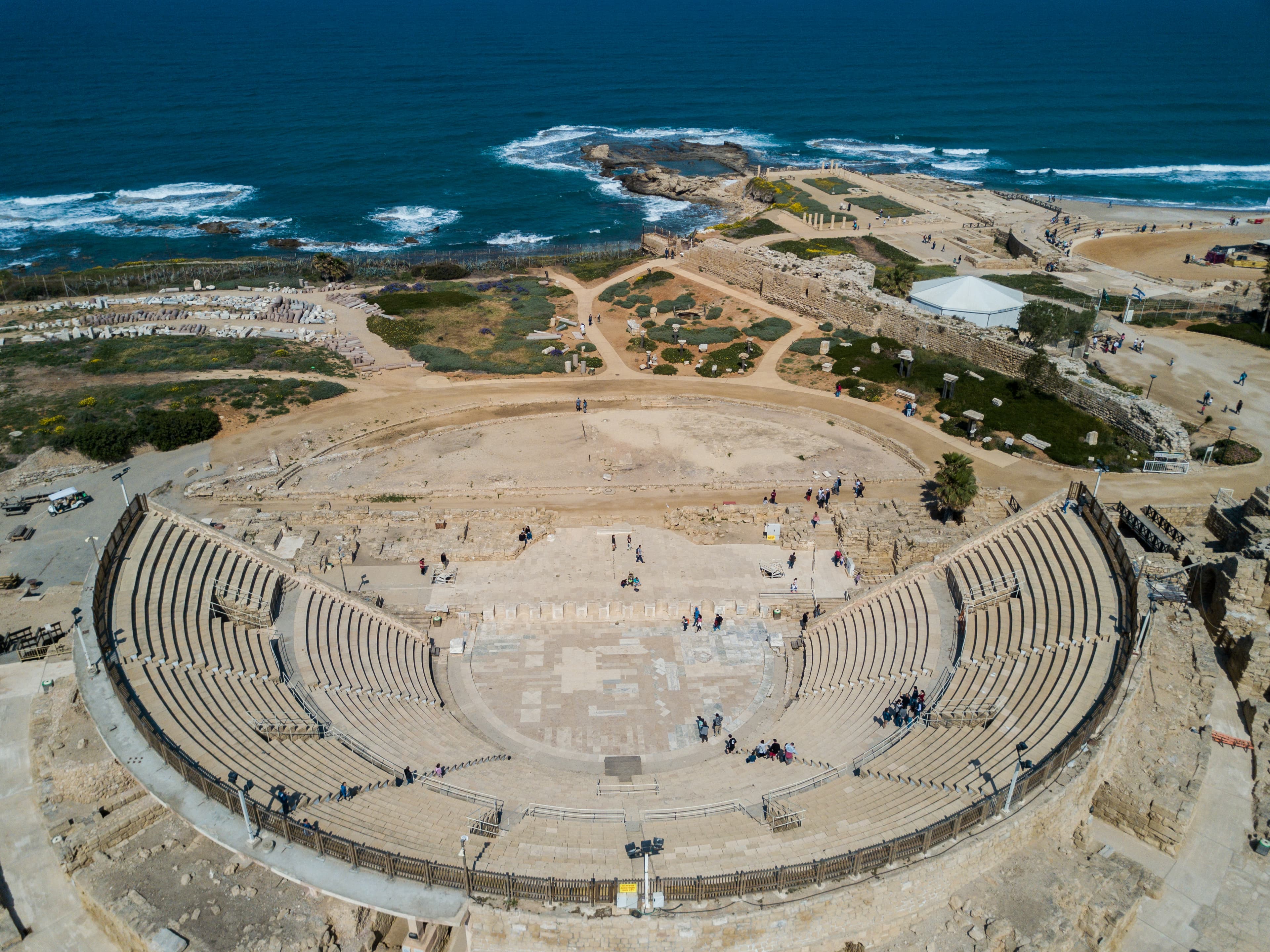 Vue aérienne du théâtre antique et du littoral de Césarée Maritime