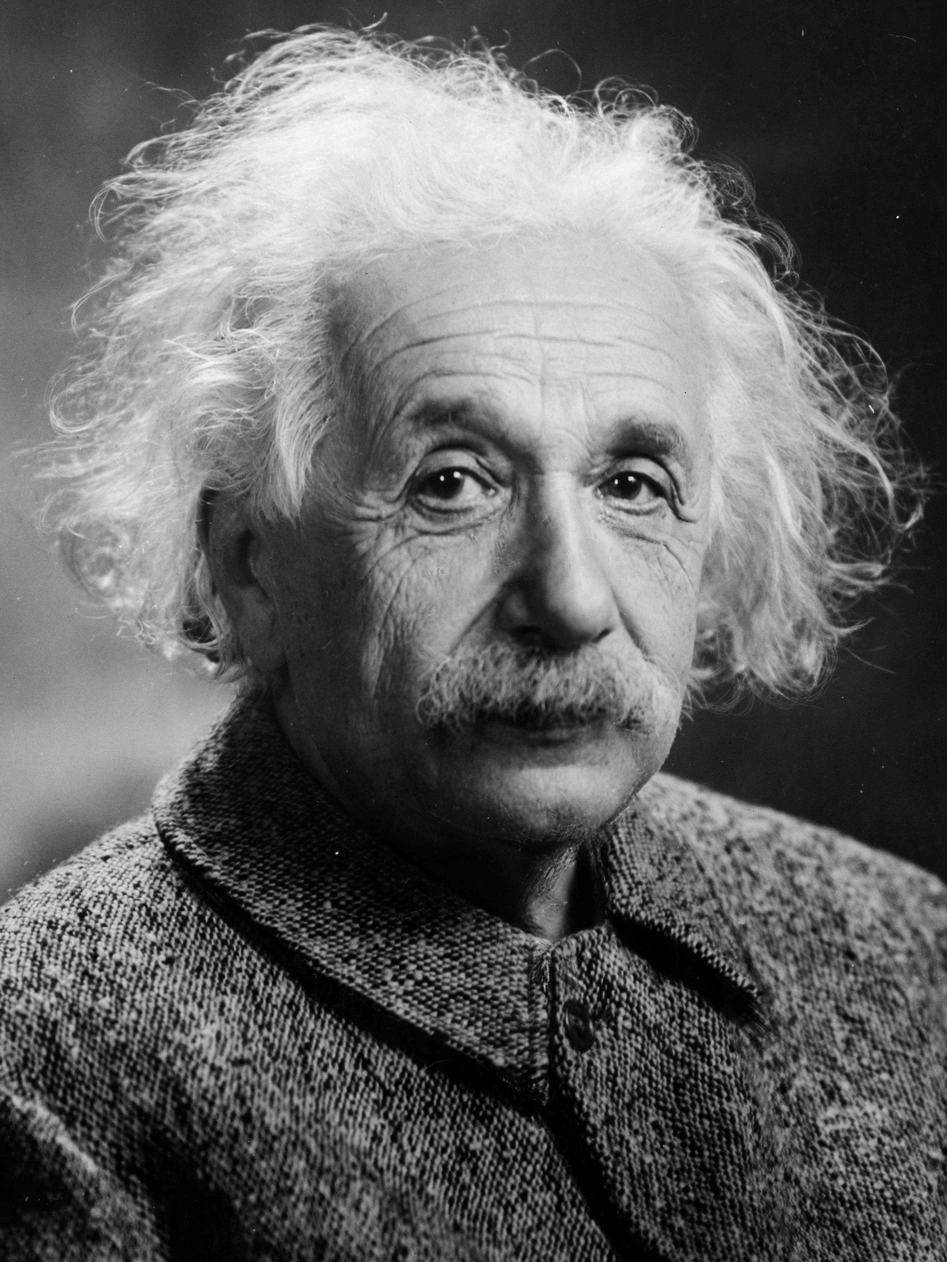 Albert Einstein (1879-1955), physicien théoricien, auteur de la relativité générale, dans le célèbre portrait de 1947.