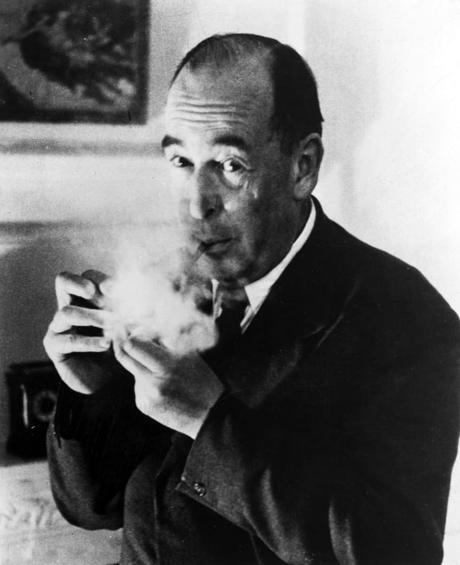 Portrait de C.S. Lewis, auteur de Mere Christianity (1952), apologiste chrétien britannique.