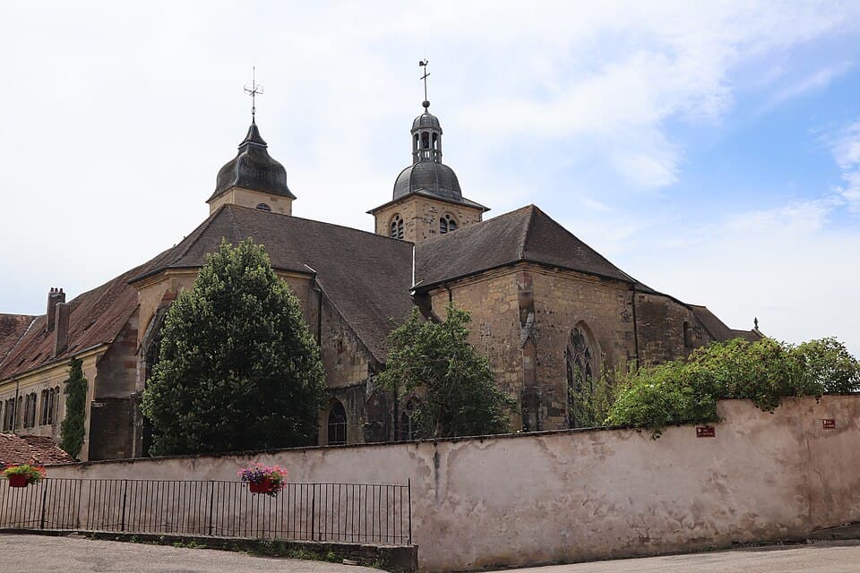 Extérieur de l'abbatiale Notre-Dame-la-Blanche de Faverney, élevée au rang de basilique mineure en 1912