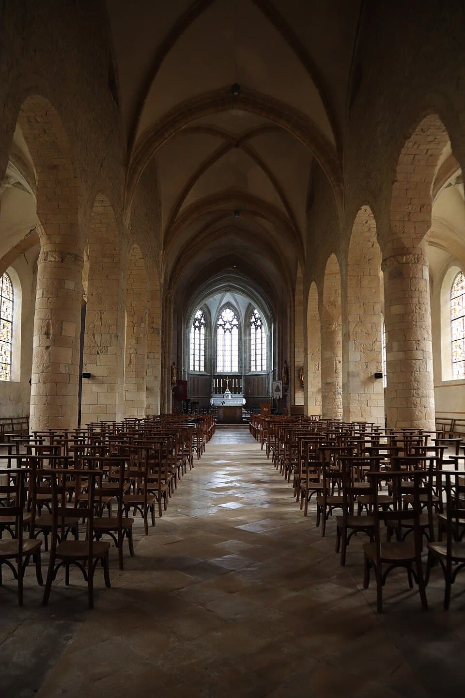 Intérieur de l'abbatiale de Faverney, vers le chœur où l'orfèvre huguenot Frédéric Vuillard examina l'ostensoir suspendu