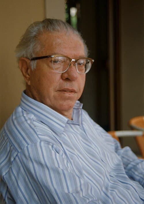 Photographie en noir et blanc de l'astronome britannique Sir Fred Hoyle (1915-2001).