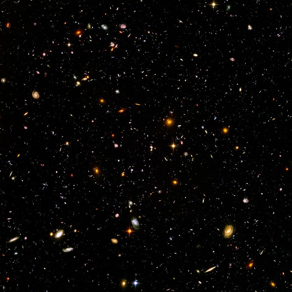 Hubble Ultra Deep Field — environ 10 000 galaxies dans 1/13 millionième du ciel, témoignant de la précision extraordinaire des constantes cosmiques.
