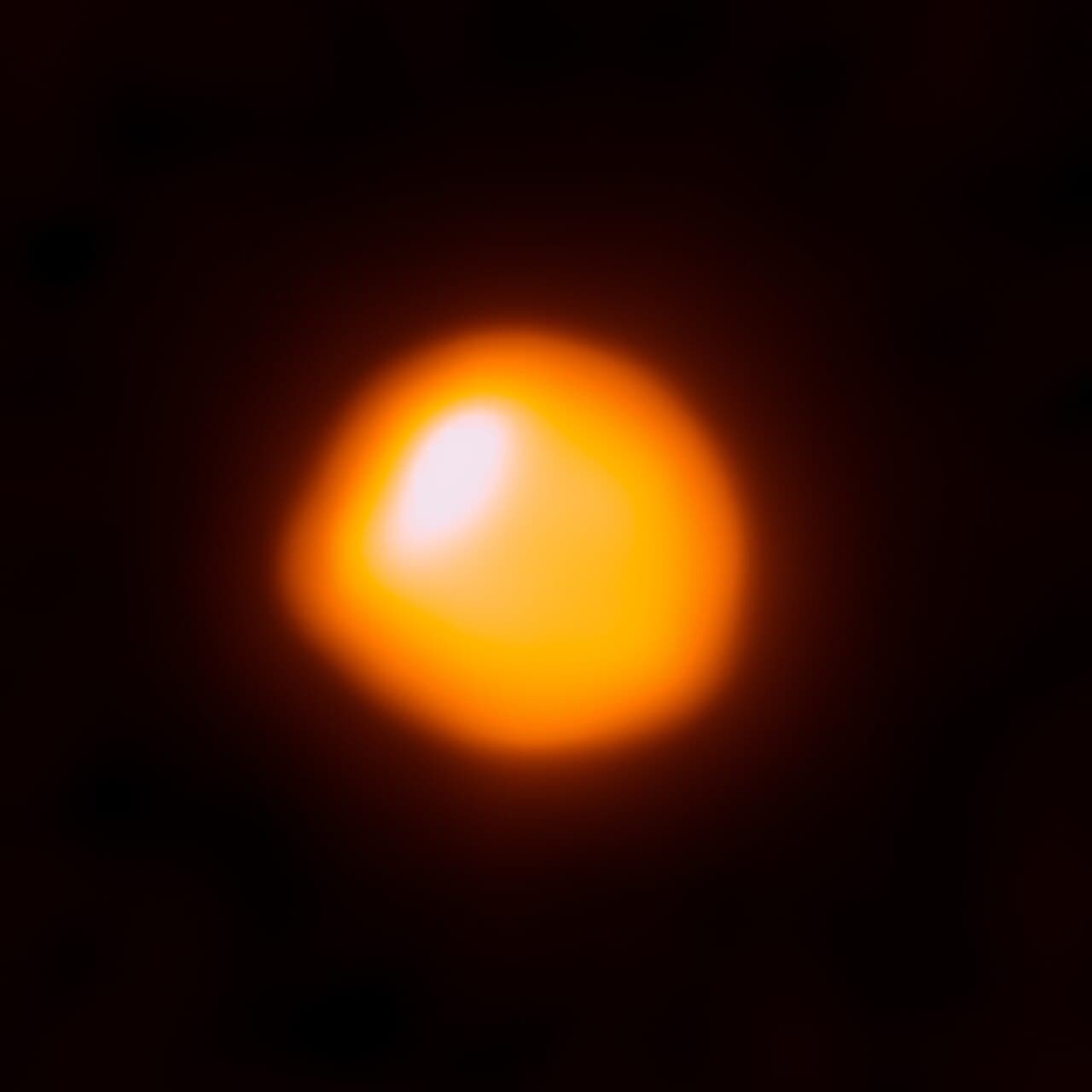 La supergigante roja Betelgeuse observada por el radiotelescopio ALMA.
