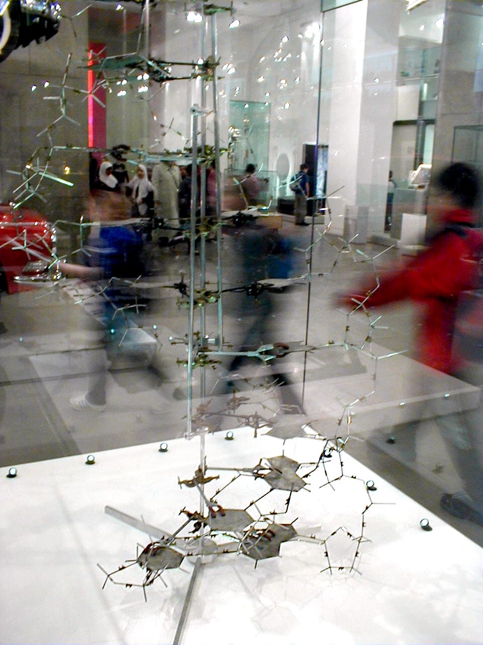 Reconstrucción del modelo de la doble hélice del ADN de Crick y Watson.