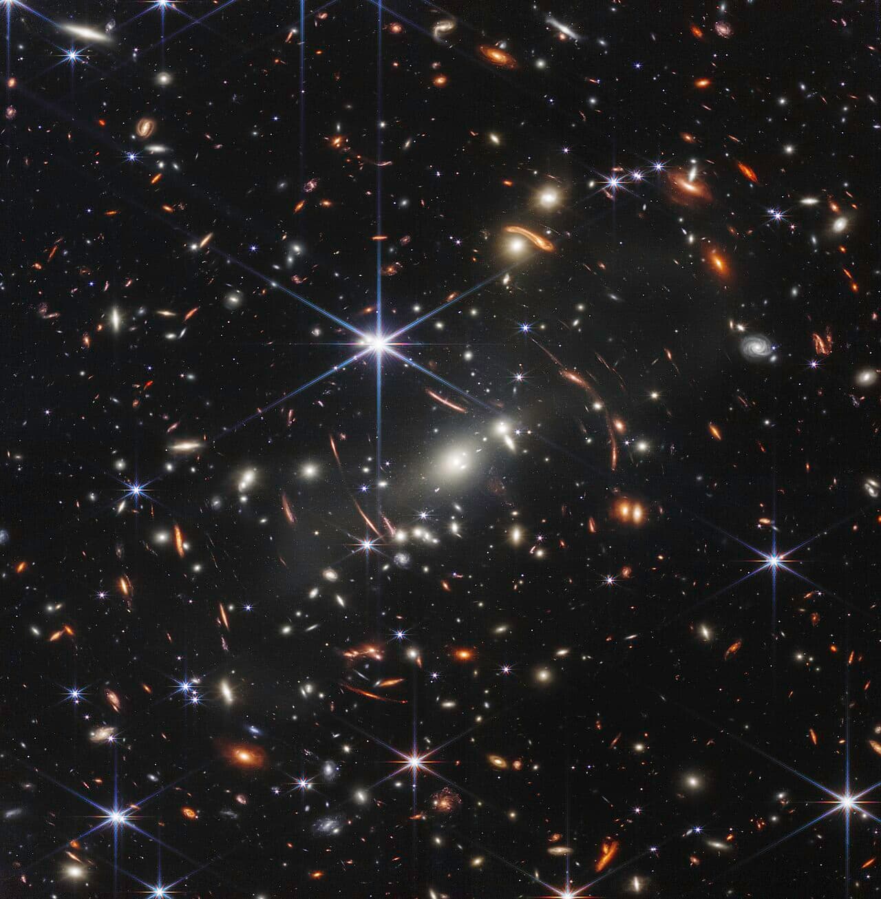 Kopa galaxií SMACS 0723 odfotografovaná teleskopom Jamesa Webba