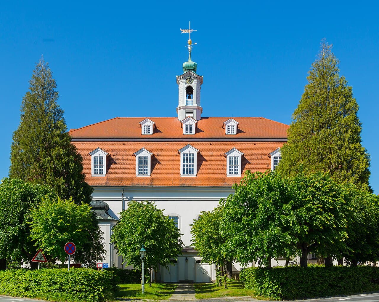 Le temple des Frères moraves et la place Zinzendorf à Herrnhut, photographiés en 2020.