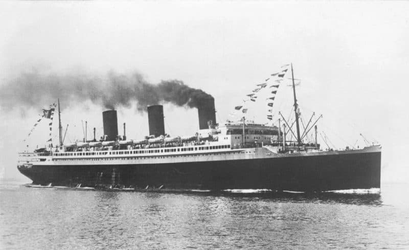 O paquete Île-de-France no mar em 1927