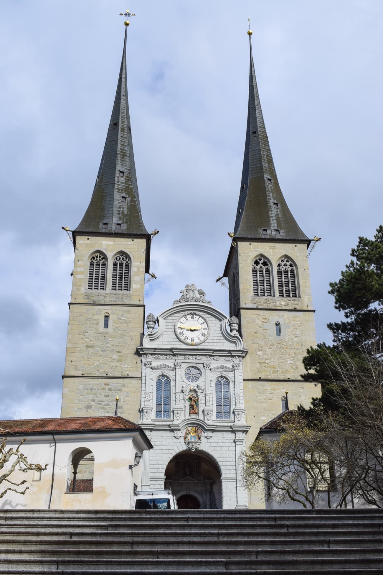 Façade de la Hofkirche Saint-Léger de Lucerne, où furent célébrées les funérailles de Hans Urs von Balthasar