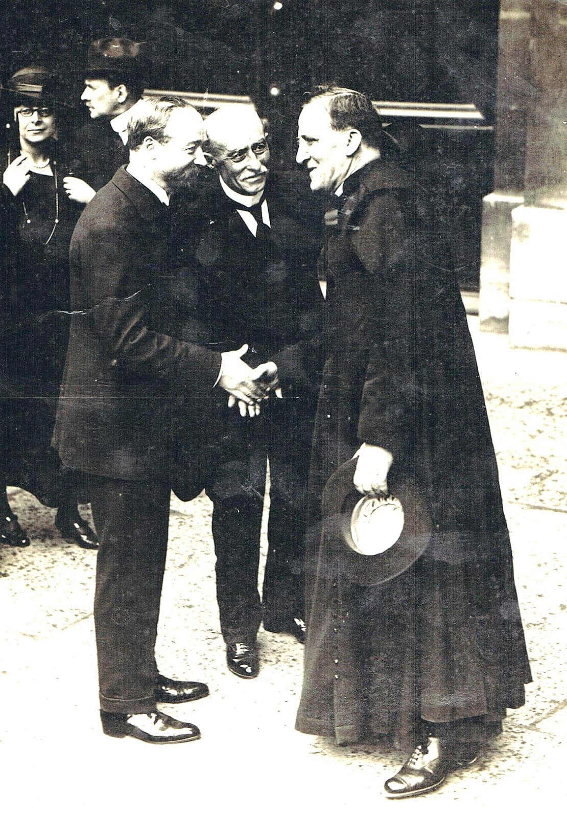 Henri Bremond, a destra, stringendo la mano ad Alexandre Miniac nel 1923.
