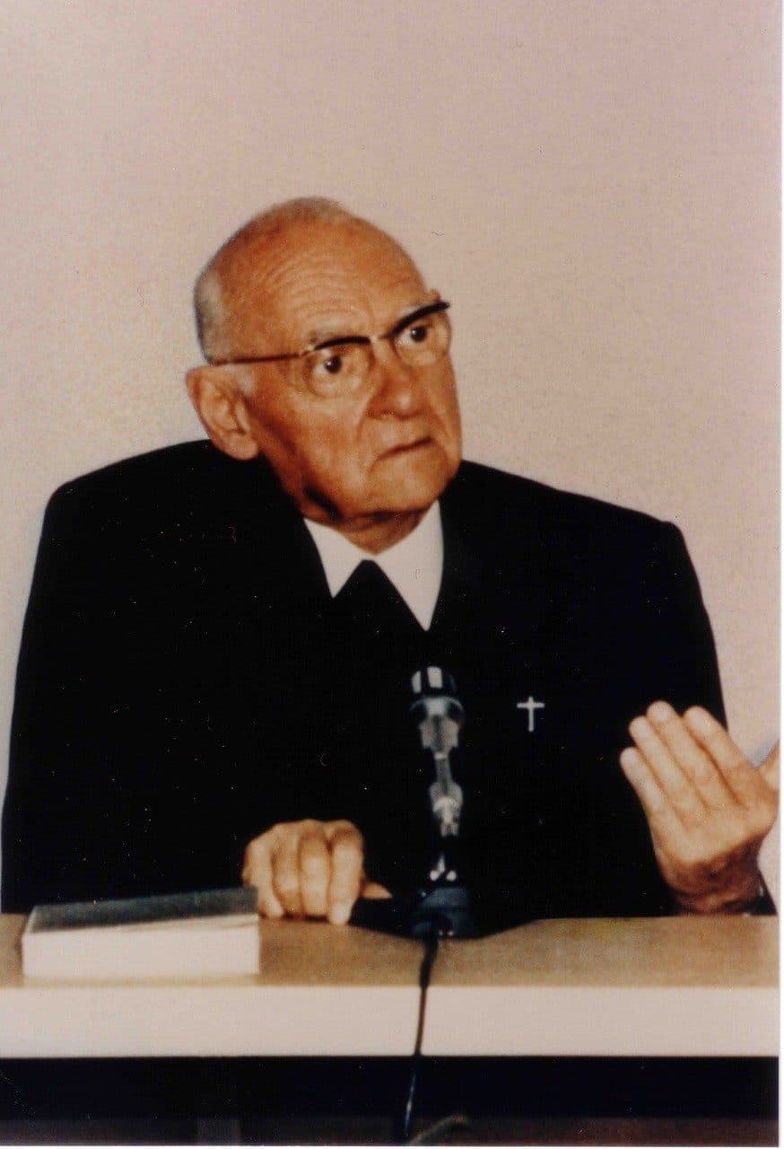 Hans Urs von Balthasar bei einer Konferenz