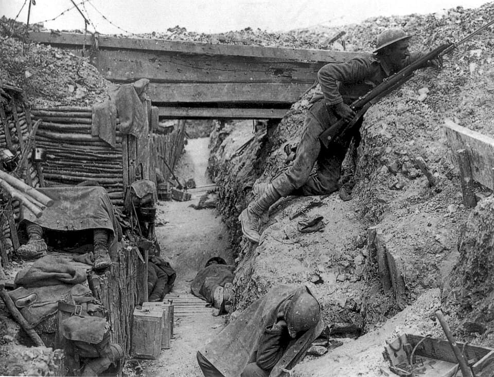 Britische Soldaten in einem Schützengraben an der Somme im Jahr 1916