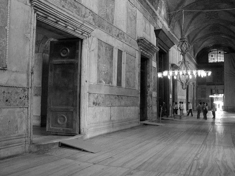 Innenraum der Hagia Sophia in Konstantinopel mit Kronleuchtern.