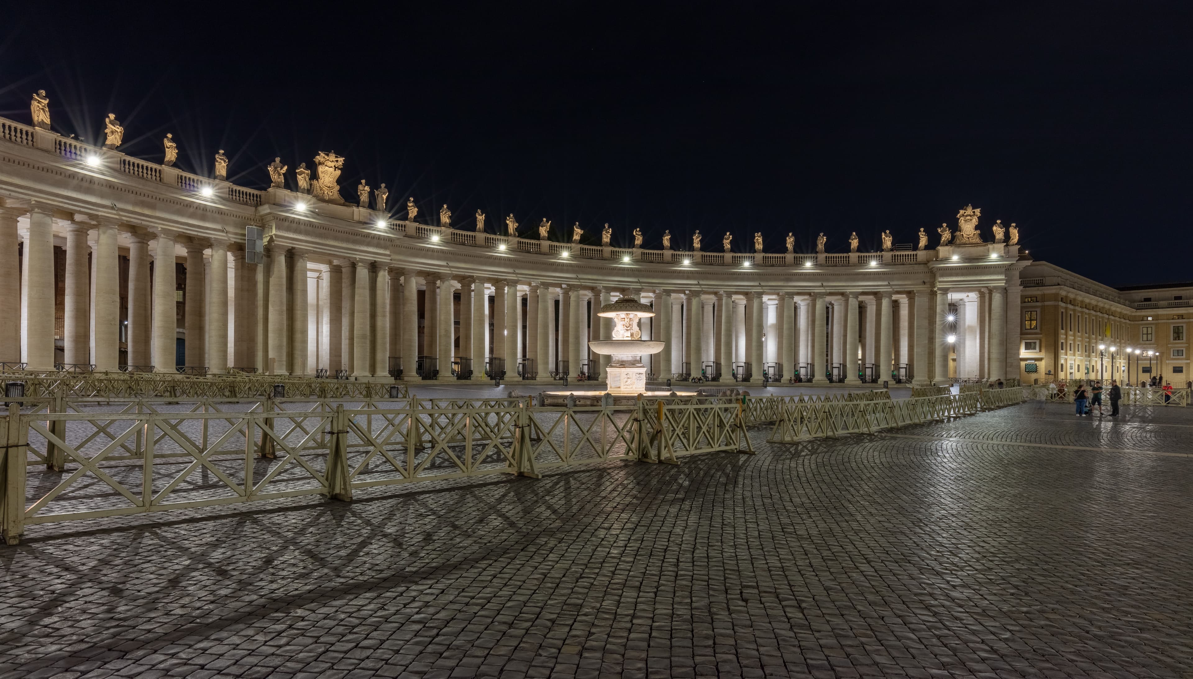 Der Petersdom und der Petersplatz im Vatikan.