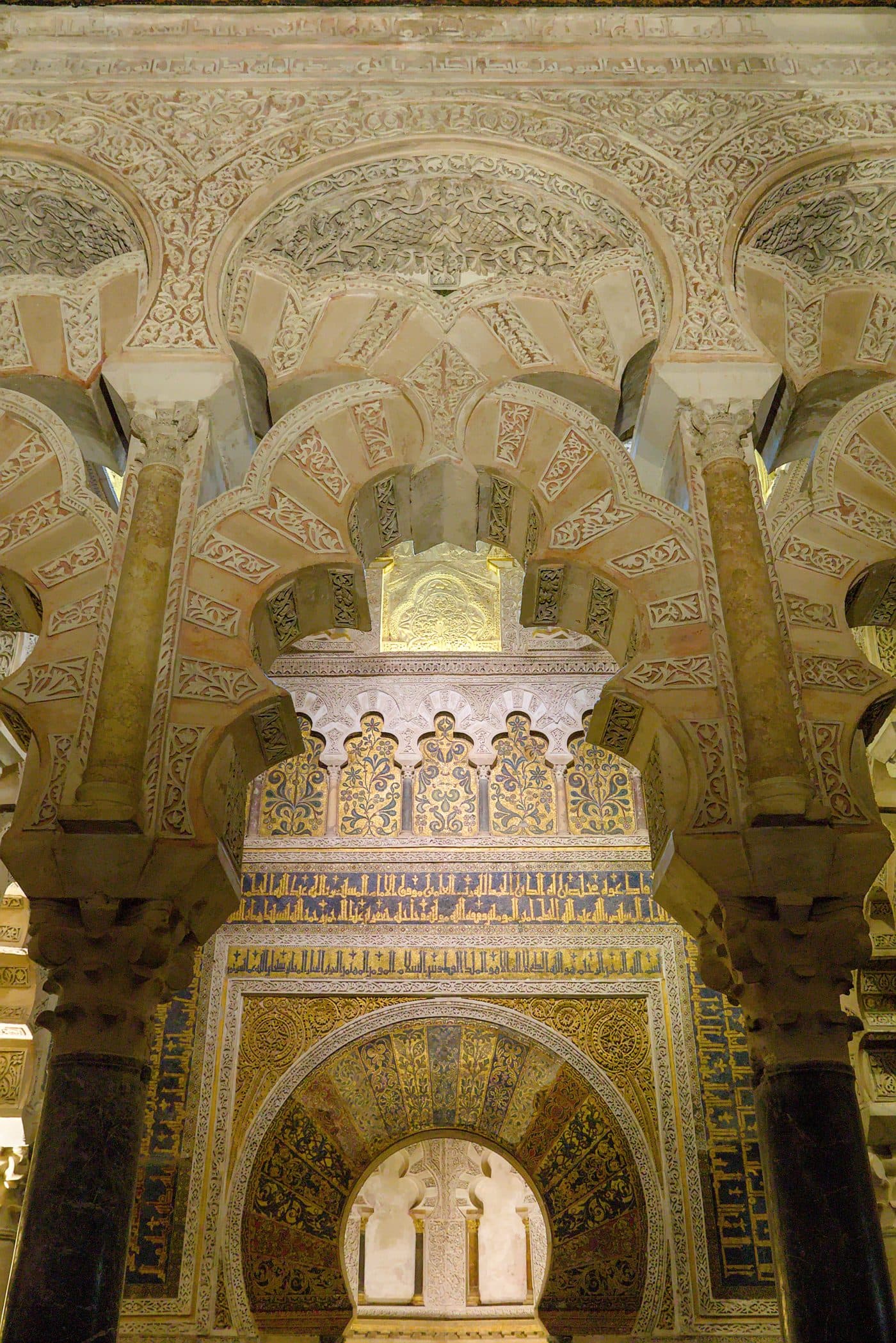 Interior de la Mezquita-Catedral de Córdoba, bosque de columnas y arcos sobre el mihrab