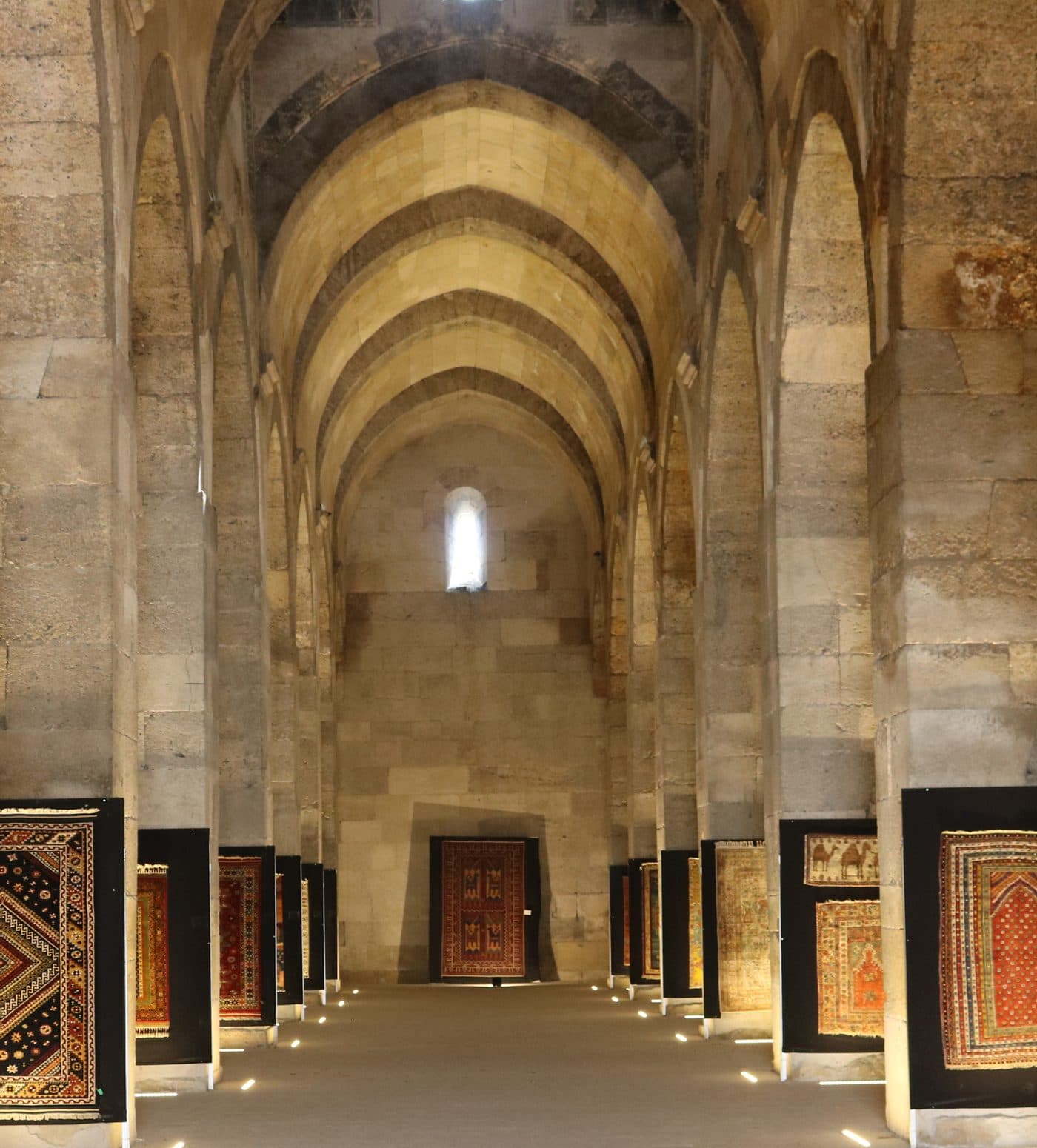Patio interior del caravasar del Sultán Han en Anatolia, construido bajo los selyúcidas en 1229