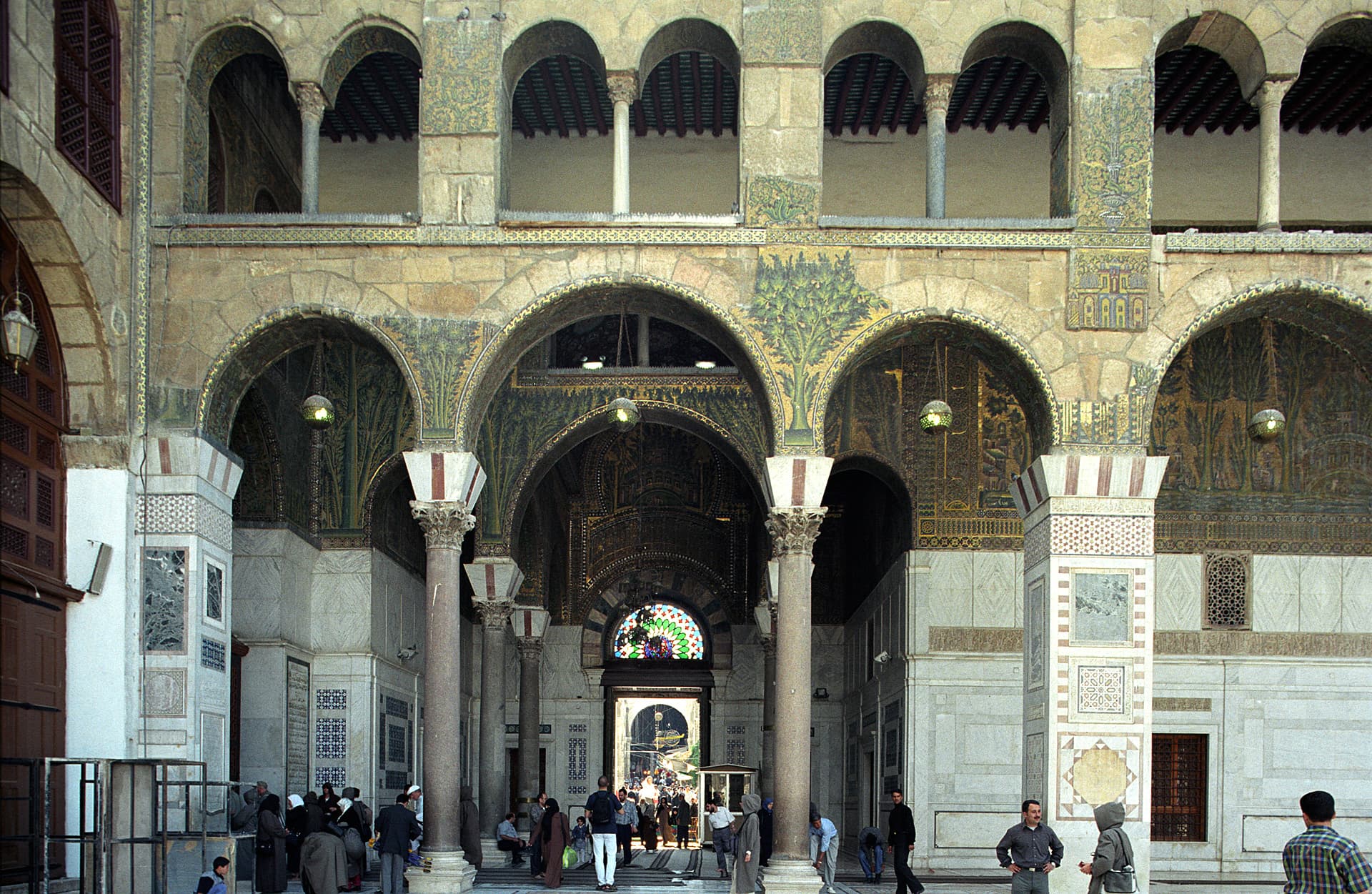Arkadengang und Mosaike im Hof der Umayyaden-Moschee in Damaskus, fotografiert im Jahr 2001.